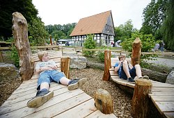 Spielplatz - Wolf Scherzer Spielplatz - Wolf Scherzer