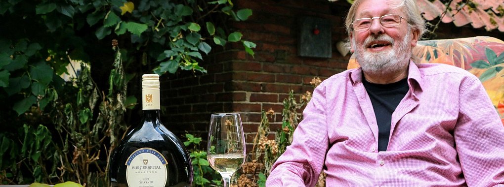 Ein Glas Wein und Ruhe im Grünen: Dieter Hagemeister genießt heutzutage die Zeit in der Natur. In den 60ern und weit darüber hinaus war er in Lippe bekannt wie ein bunter Hund. - © Yvonne Glandien