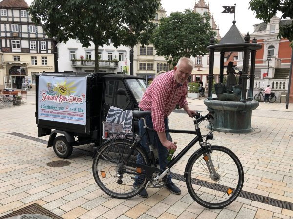 Gastwirt Jupp Westfeld packt am Marktbrunnen eine Limo in die Halterung. An diesem Sonntag können es ihm die Teilnehmer der Sommer-Radelsause nachmachen. - © Thomas Reineke
